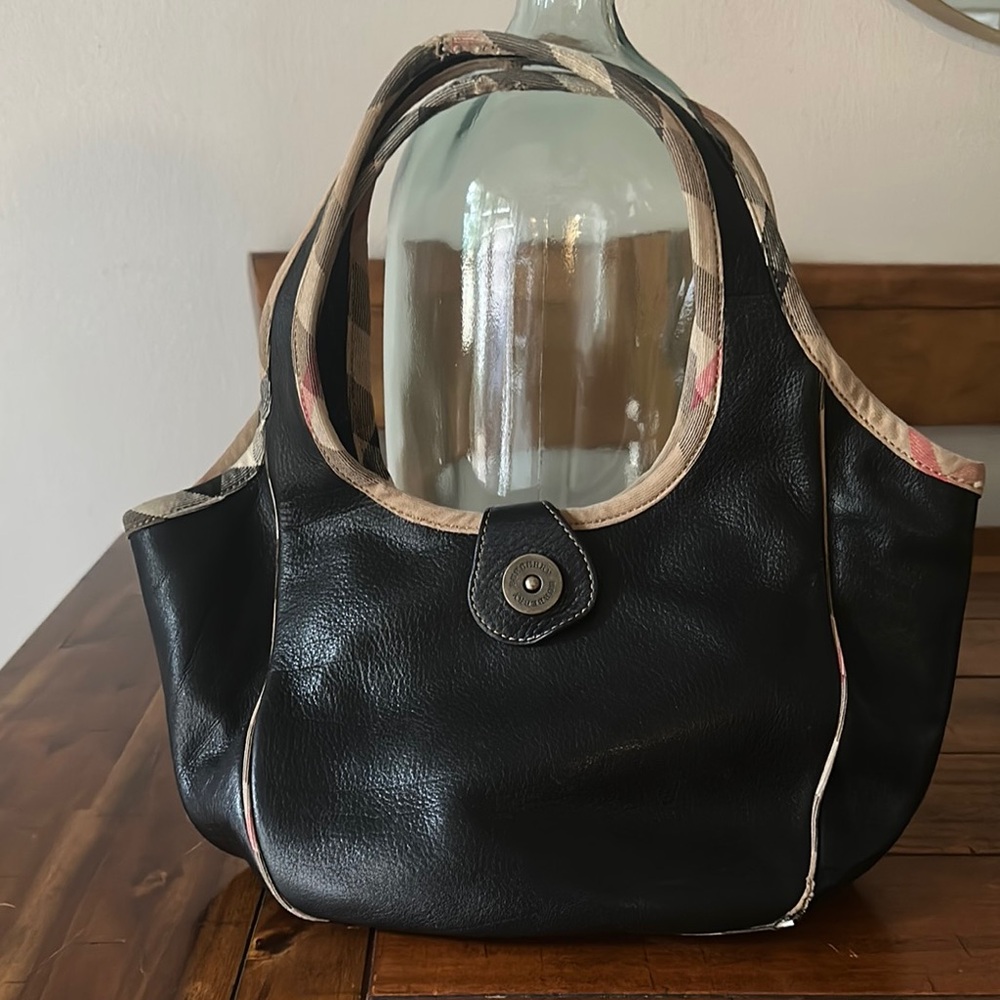 Burberry Black Leather Shoulder Bag with Structured Design